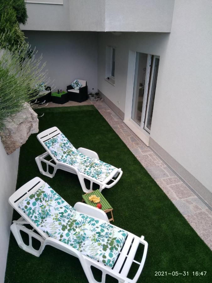 אומיס Private Pool And Sea View Apartment מראה חיצוני תמונה