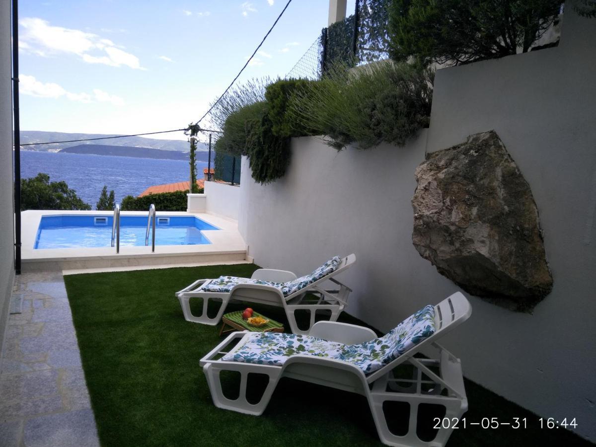 אומיס Private Pool And Sea View Apartment מראה חיצוני תמונה