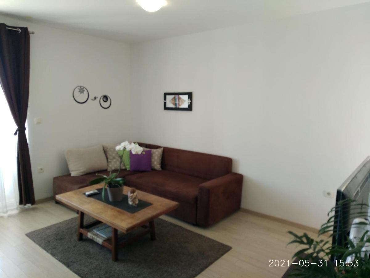 אומיס Private Pool And Sea View Apartment מראה חיצוני תמונה