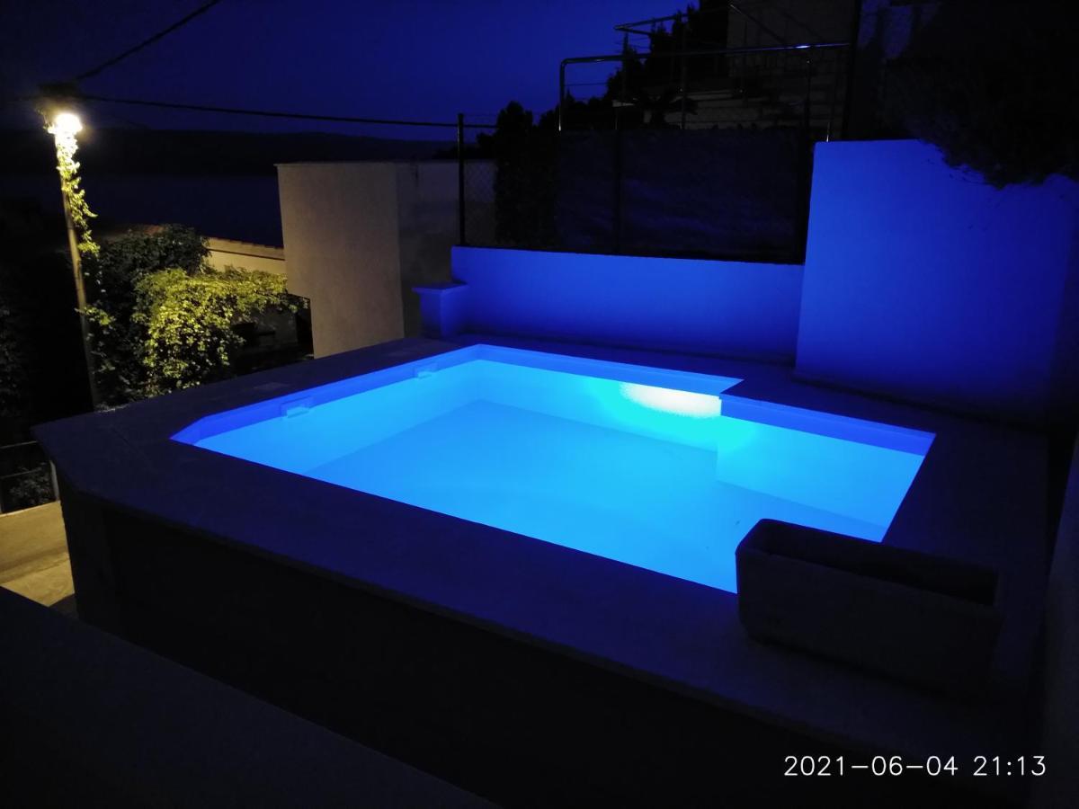 אומיס Private Pool And Sea View Apartment מראה חיצוני תמונה
